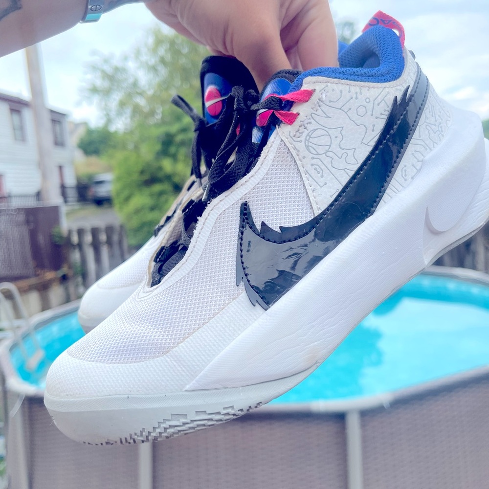 Nike team hustle D 10 SE
Space jam edition